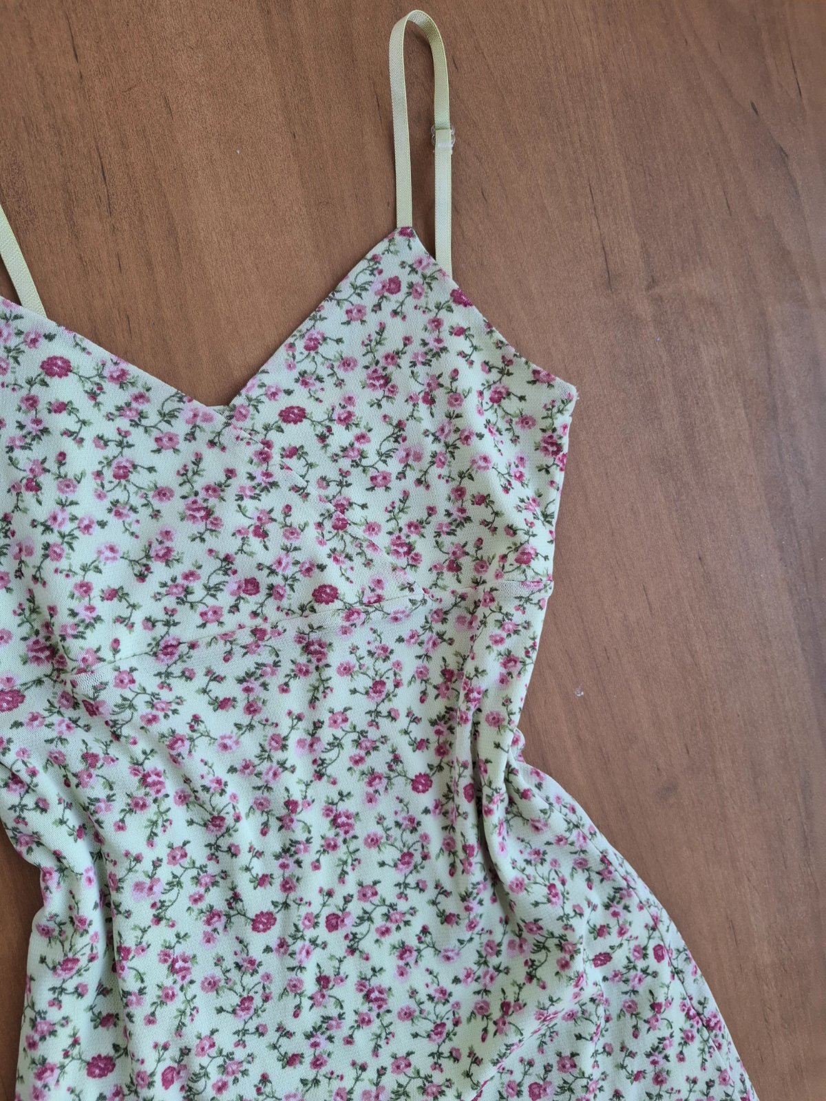 Une robe d'été fleurie longueur genou 