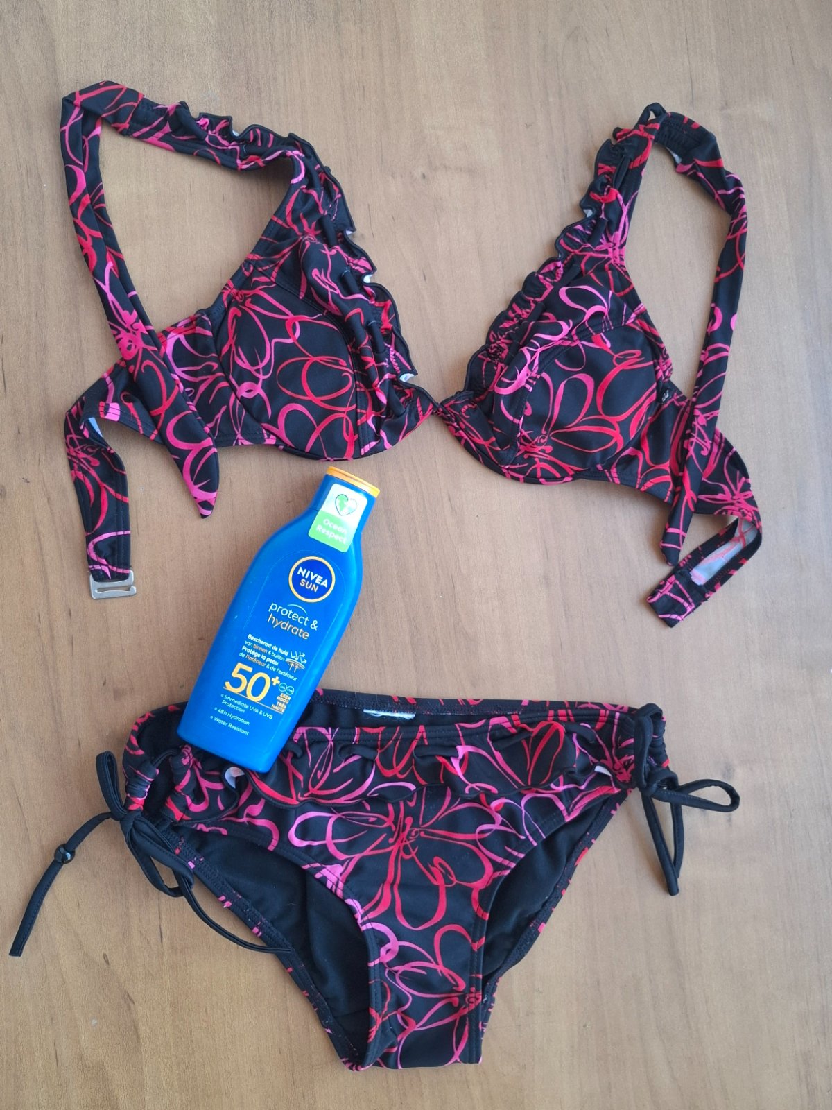 Maillot de bain deux pièces noir fleurie 