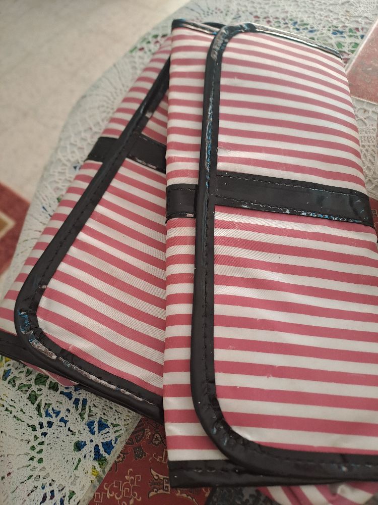 2 pochettes de maquillage 