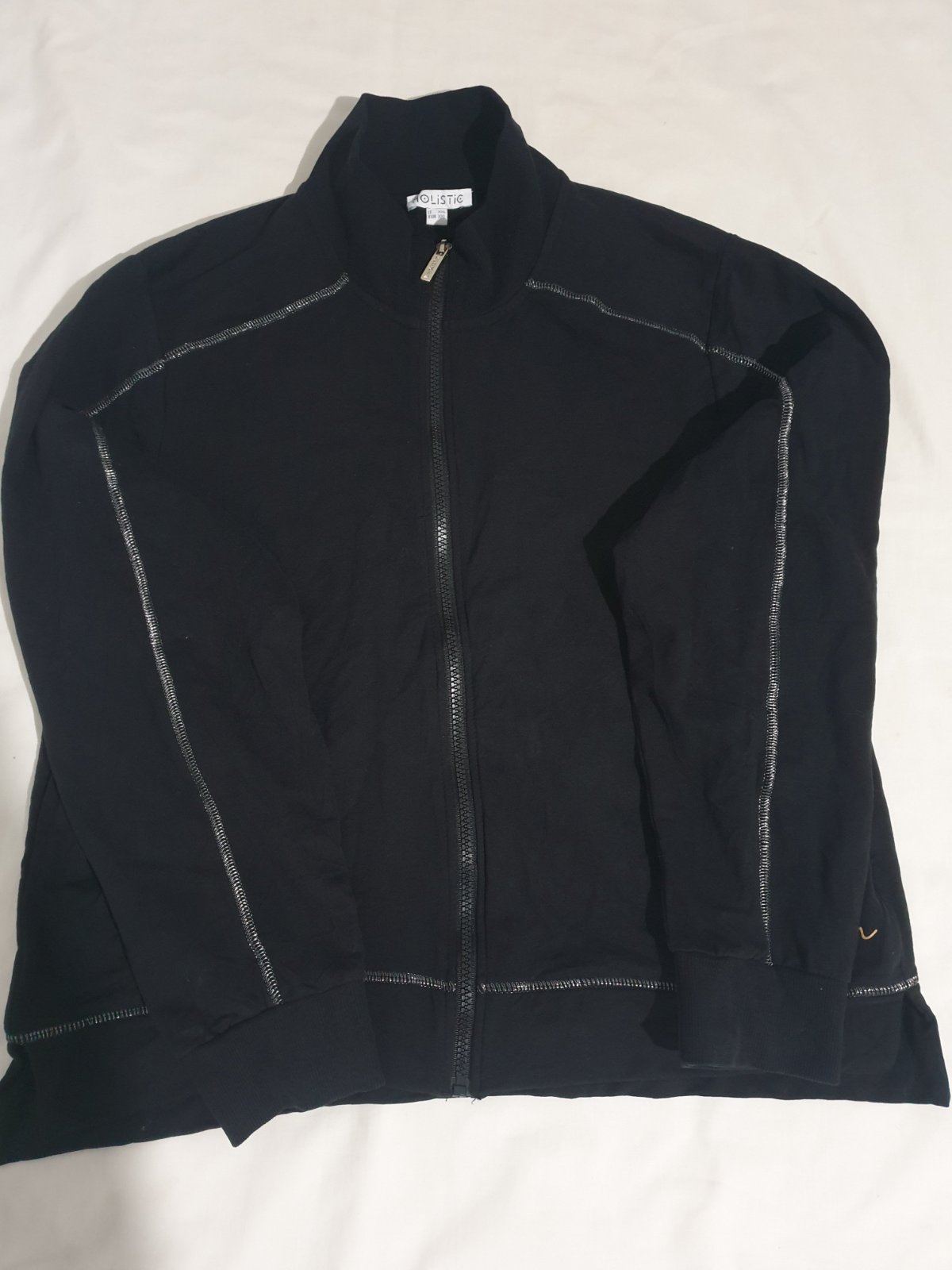  veste de survêtement noire avec des coutures apparentes est de la marque Holistic taille 2XL
