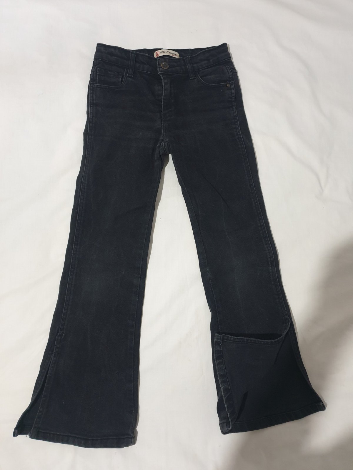  Un jean évasé noir avec des fentes latérales taille 8ans