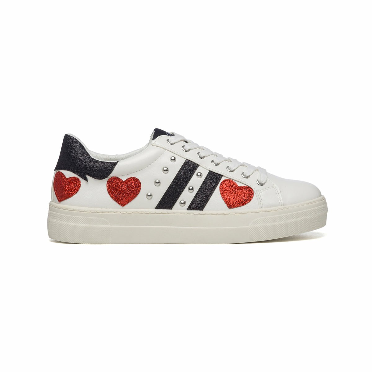 Une paire de baskets swish jeans blanches avec des détails de cœurs rouges et des rayures noires pointure 34