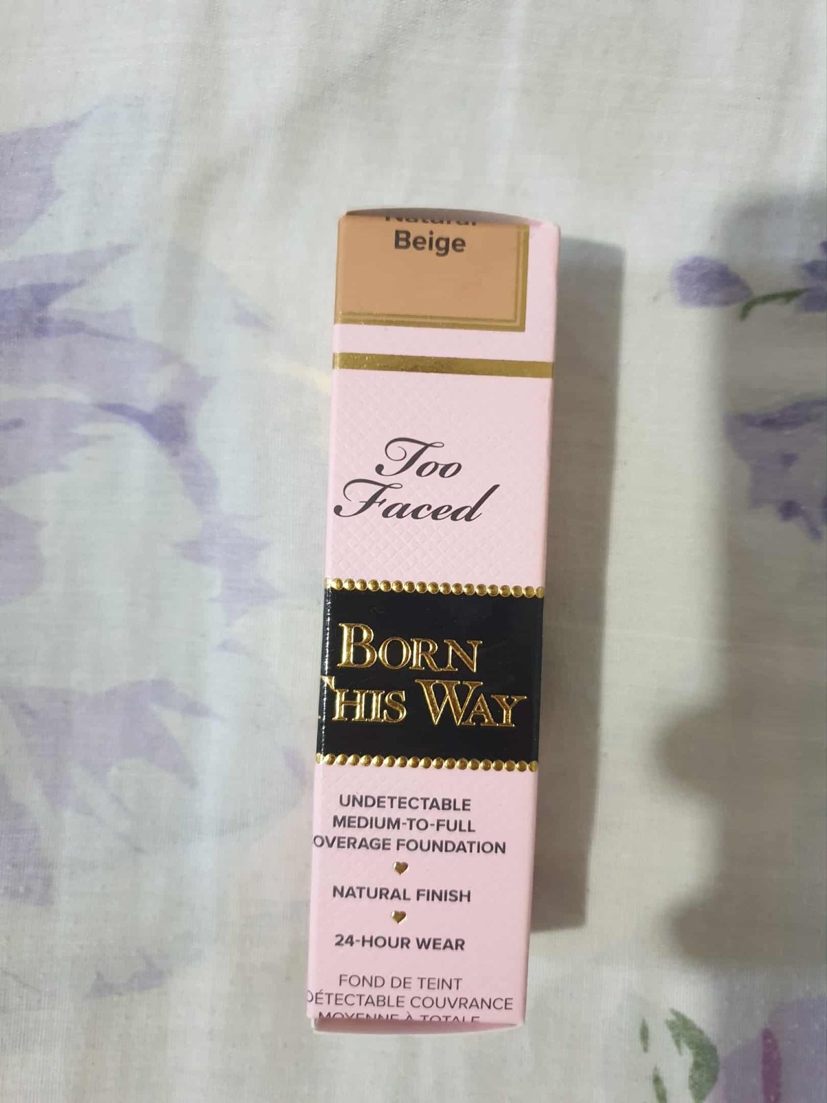 Fond de teint Too Faced Born This Way à couvrance moyenne à totale et au fini naturel. 