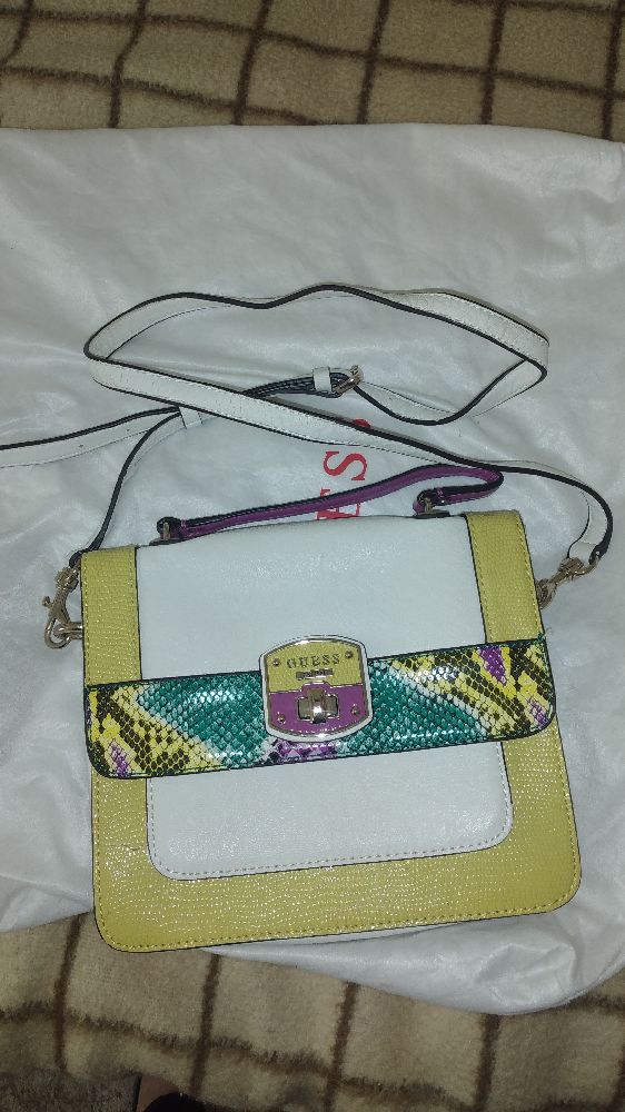 minisac à main GUESS avec son dust bag en cadeau