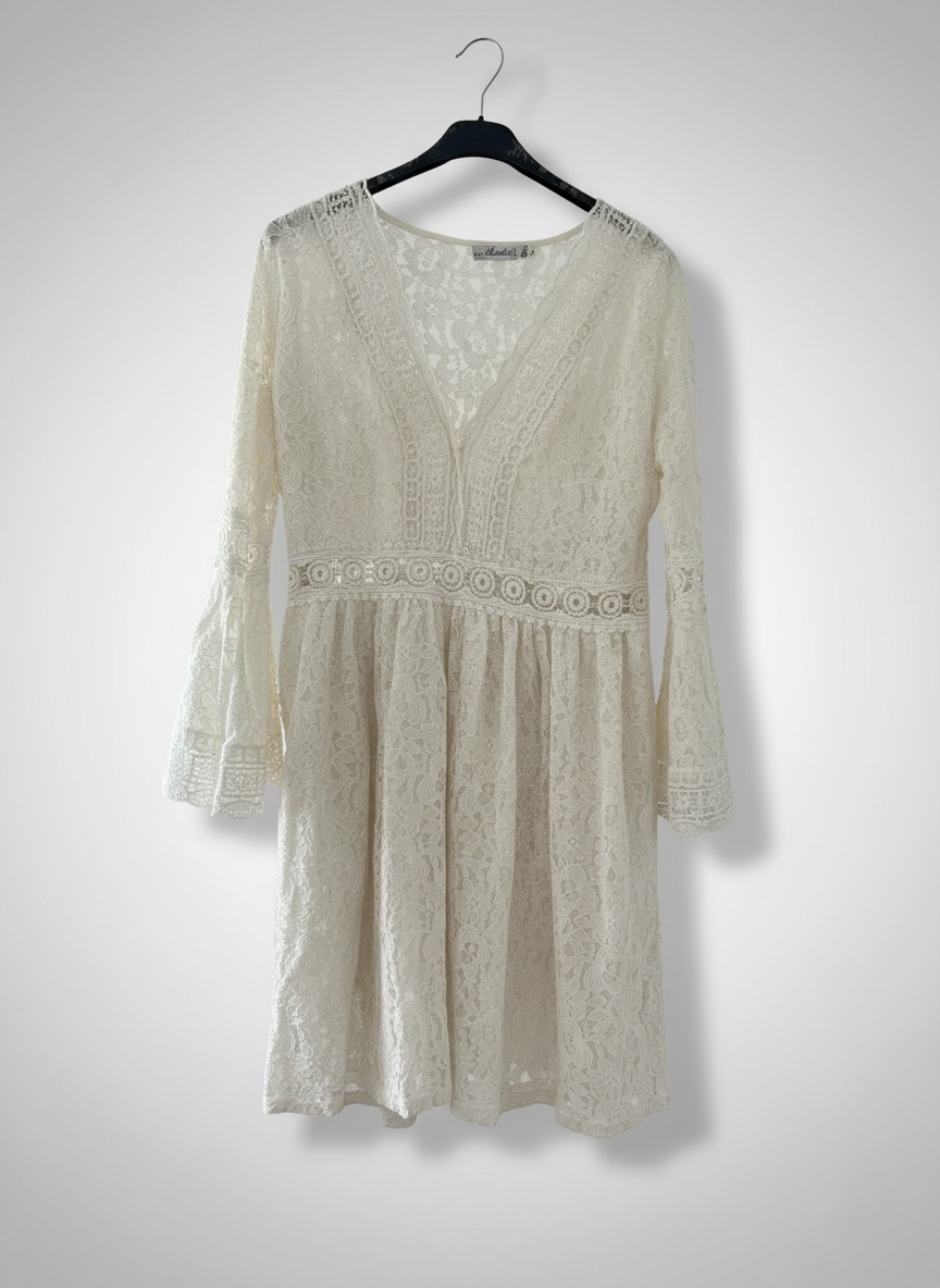 Robe blanche courte en dentelle 