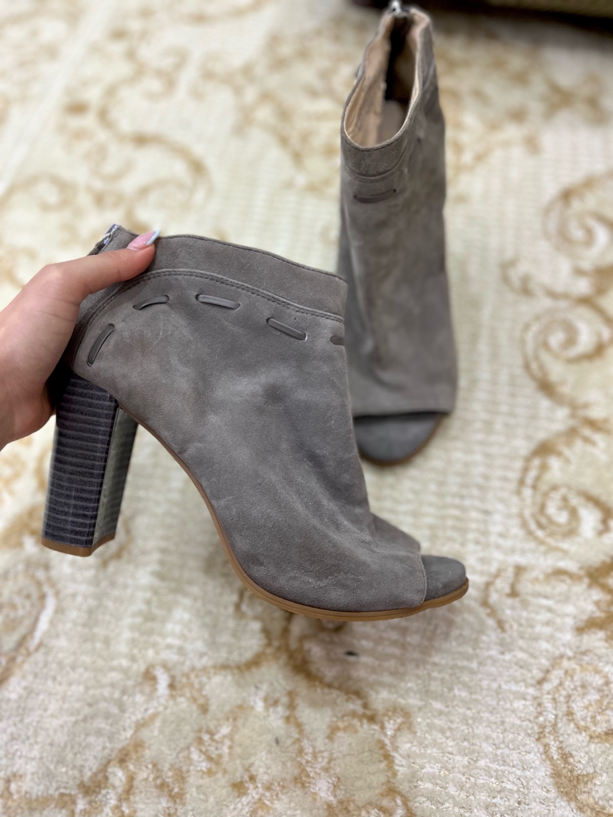 Une paire de Bottines nine west gris !