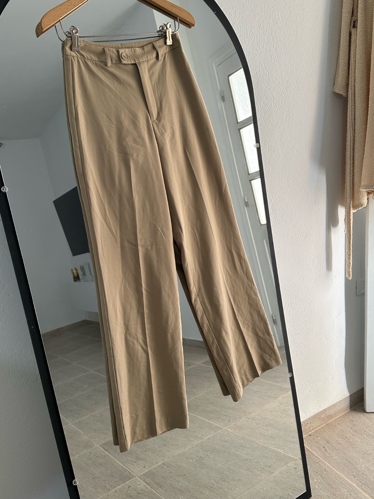 Un pantalon beige de la marque stradivarius , taille 34/36