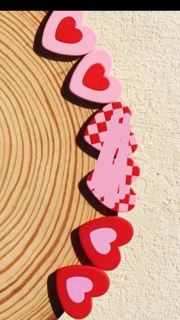 A set of 2 earrings 💖🩷💕 