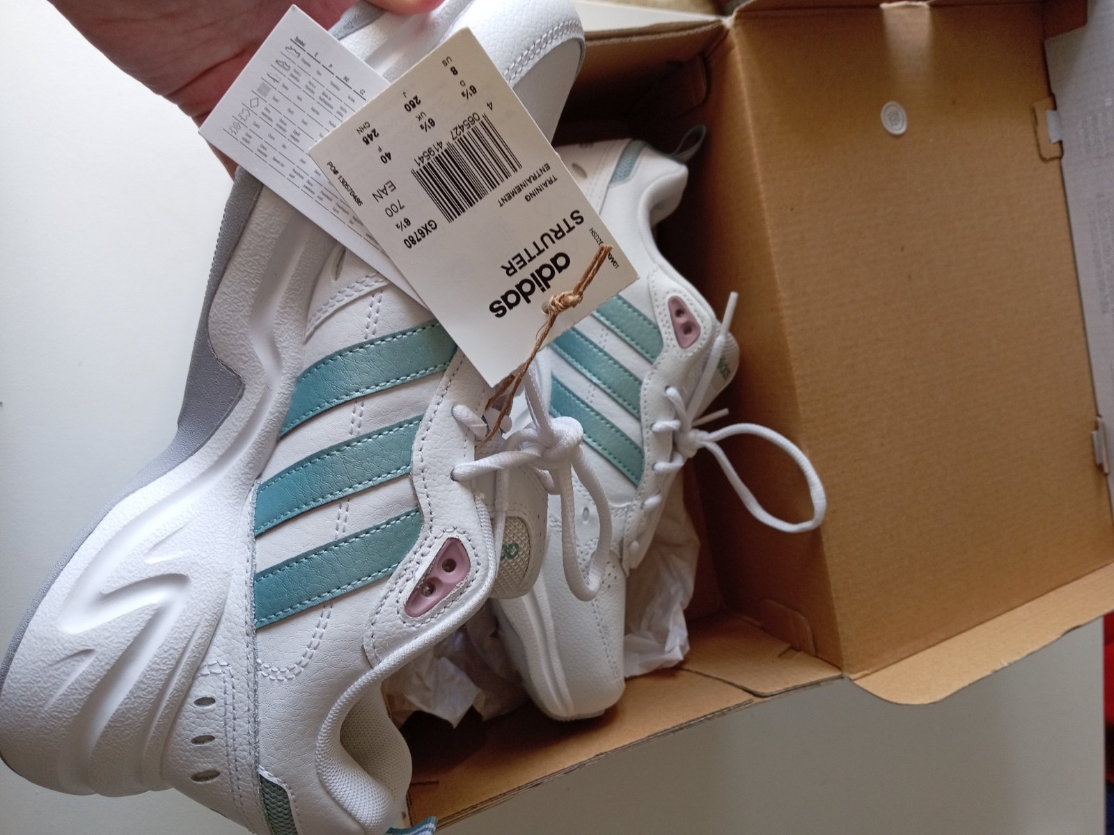 Basket Adidas authentique neuf 