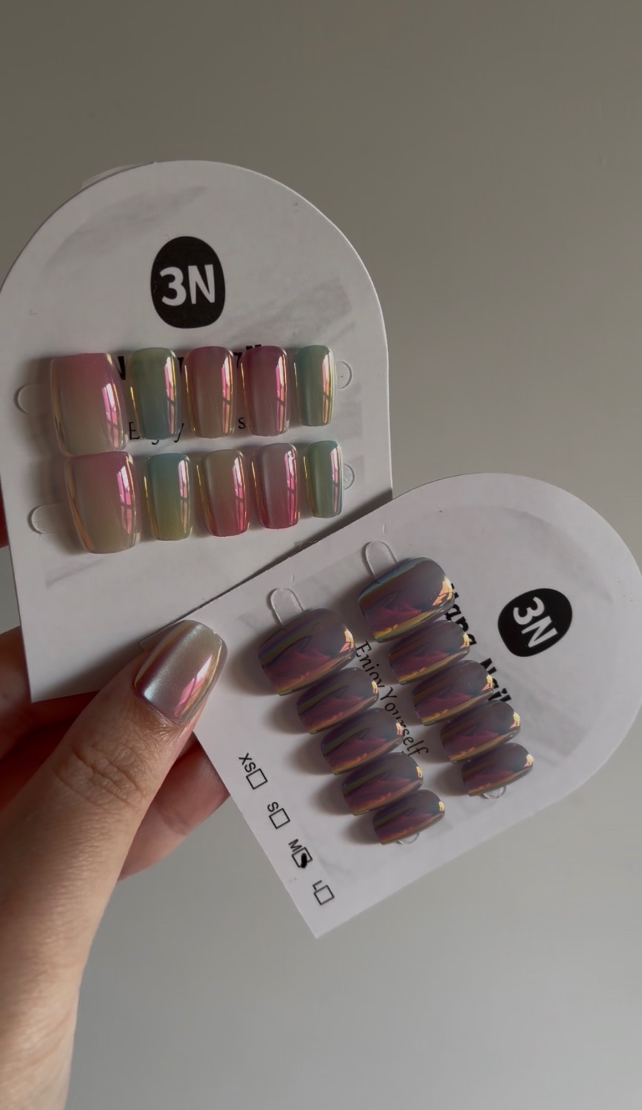 💅 Deux sets de press-on nails = deux looks prêts à porter !