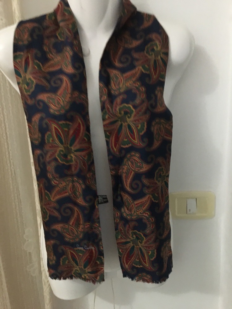 Je vend un cache col en soie Pierre cardin 