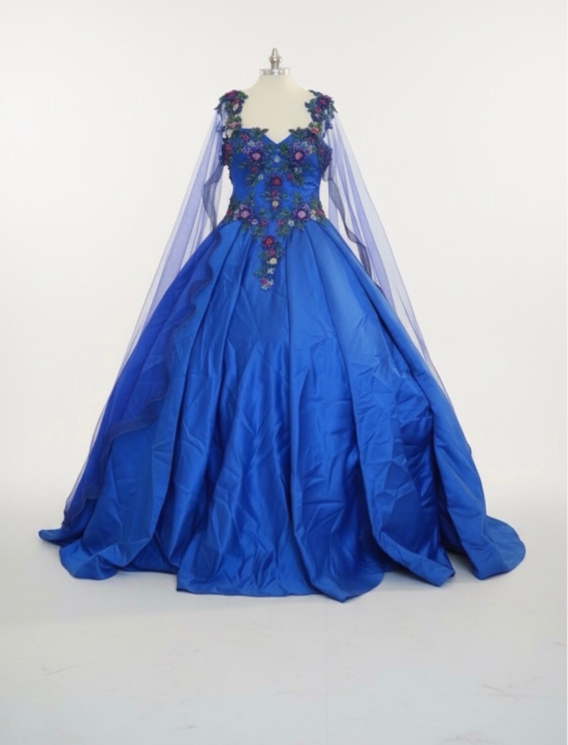Jolie Robe Habillé w timchi wtiya  zeda satinée de lux💙💙avec Broderie très classe tlabbis min 36 li 40 tit7akkim fiha 