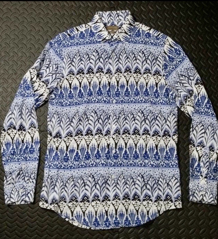 Jolie chemise homme Zara très peu porté en très bonne état 💙🖤💜🤍