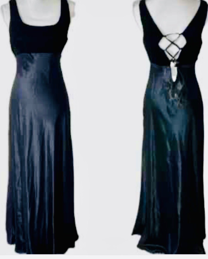 Jolie robe noir haut en velours changant  et le jupe en satin🖤🖤 taille 12 canadien 42