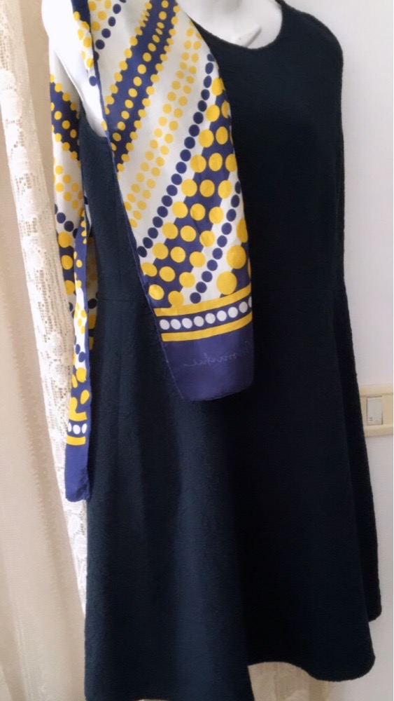 Joli robe bleu marine avec foulard en soie  la robe est neuf taille 40❤️