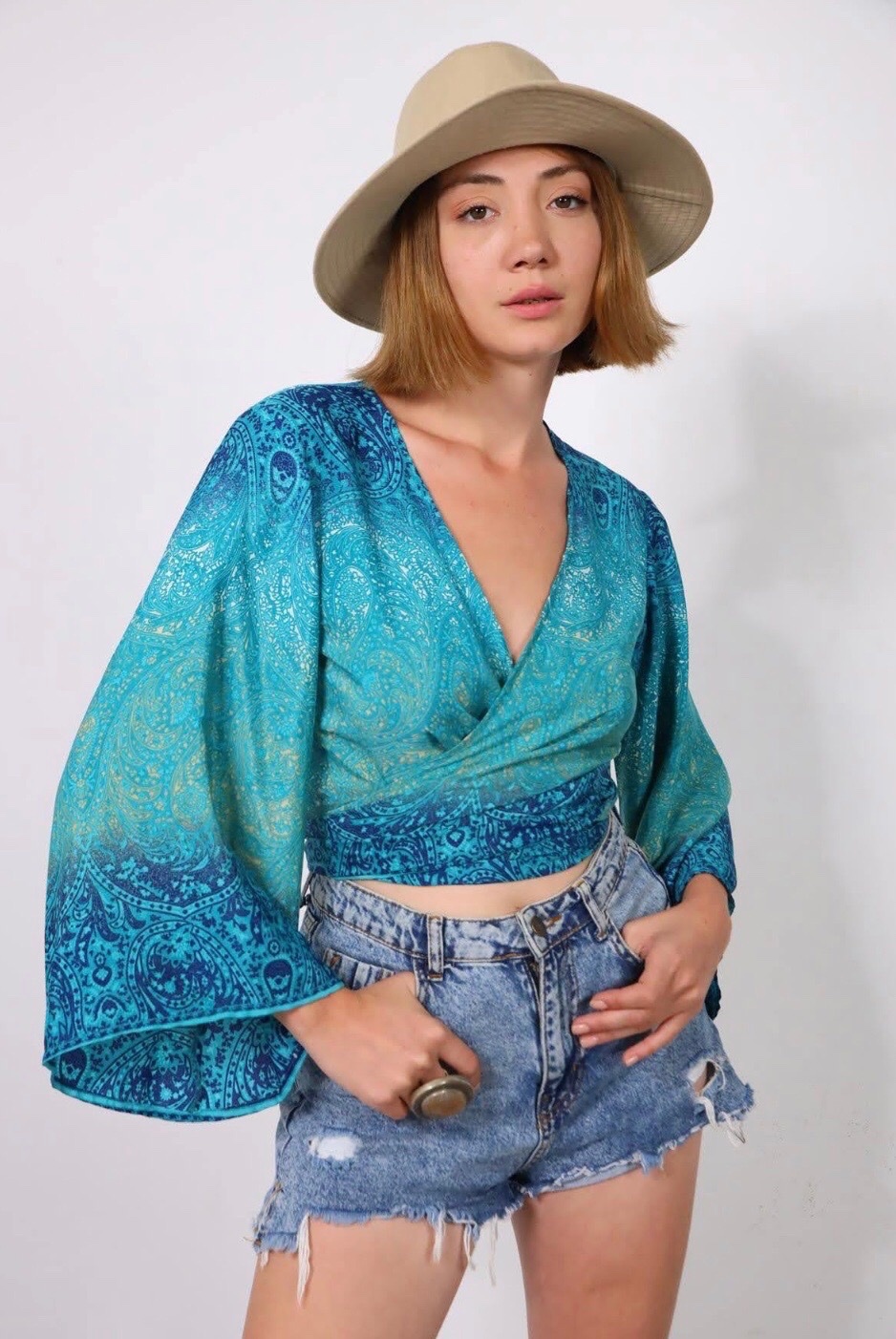 Crop top en soie turquoise 