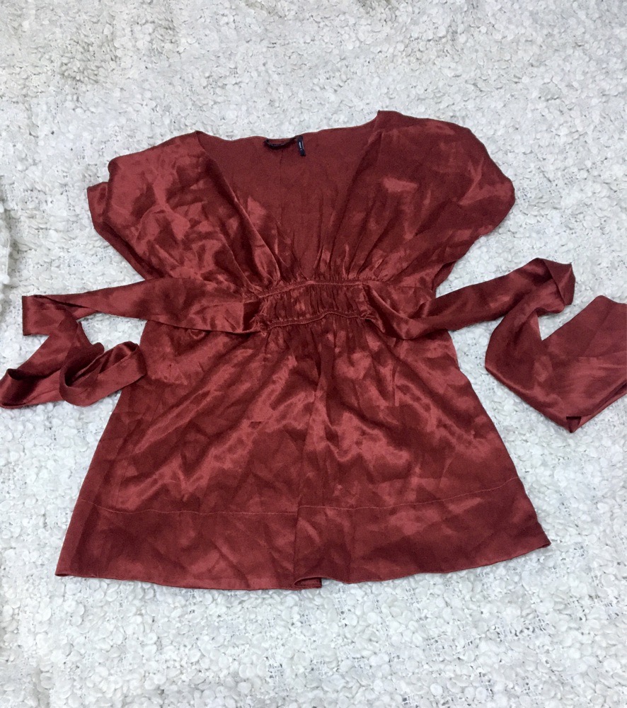 Haut en soie rouge guess 