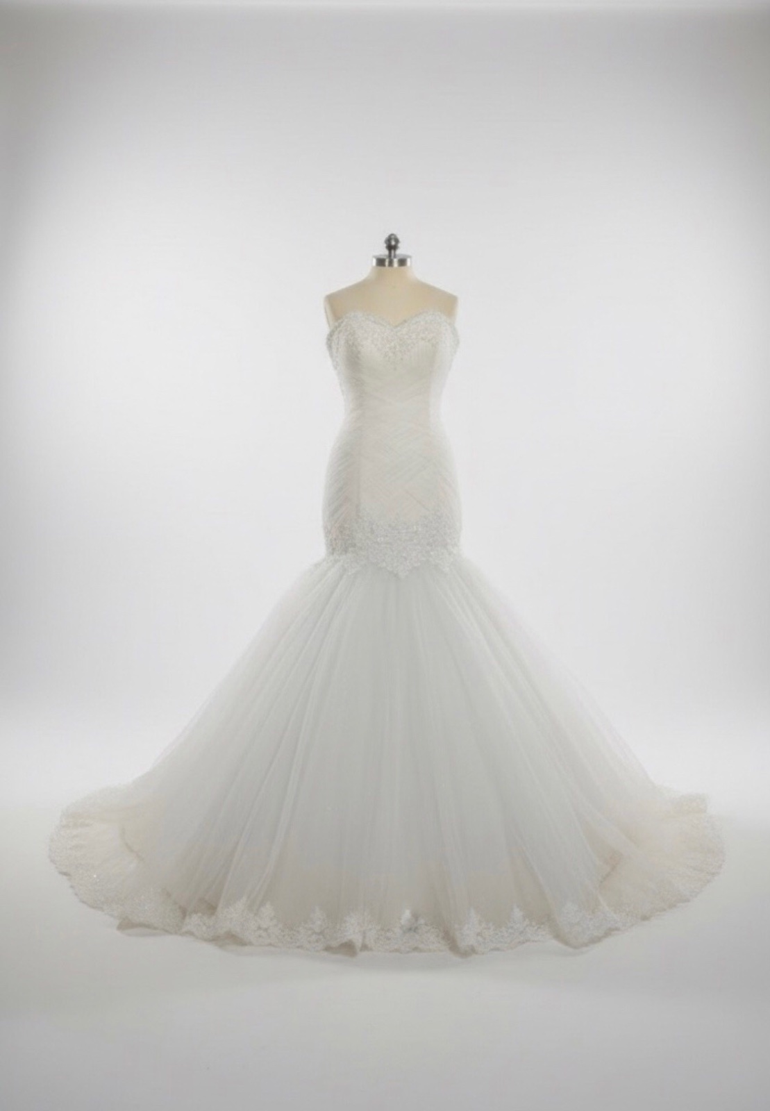 Jolie Robe Mariage ou fiançaille très classe neuf avec broderie tlabbis min 36 li 40 tit7akkim fiha yesssir mizyeeeeeena 