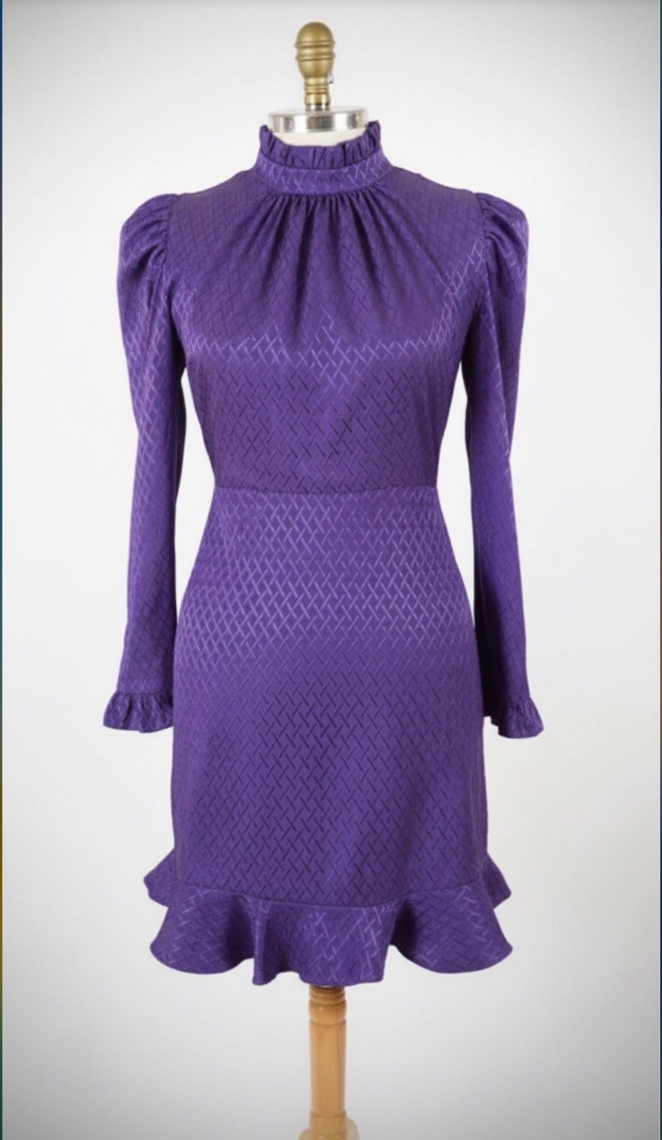 Jolie Robe violette a manches longues avec un col montant a volant et un motif en losanges texturés 💜💜💜