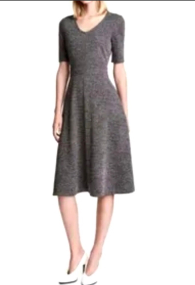 Robe évasé mi-long couleur grise mouchetée