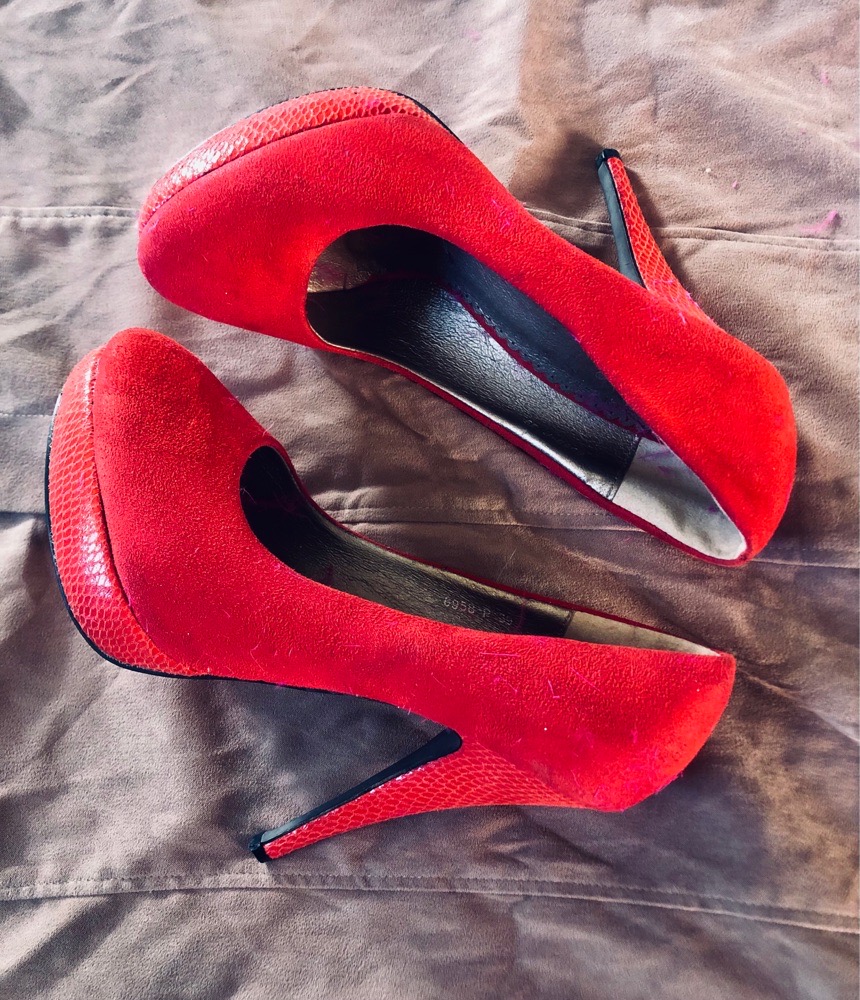 Joli escarpin dain et cuir le talon et le platforme tres confortable presque neuf pointure 39