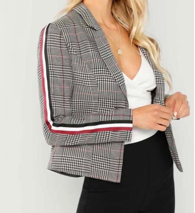 Blazer à carreaux  pied de poule noir et Blanc avec des rayures rouges blanche et noires sur les manches 🖤🤍❤️