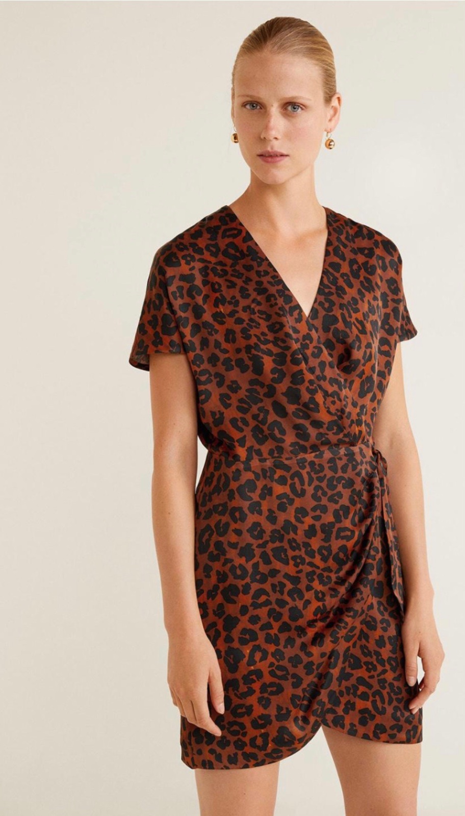 Cette robe est une robe portefeuille Mango marron et noire à imprimé léopard S tlabbis M