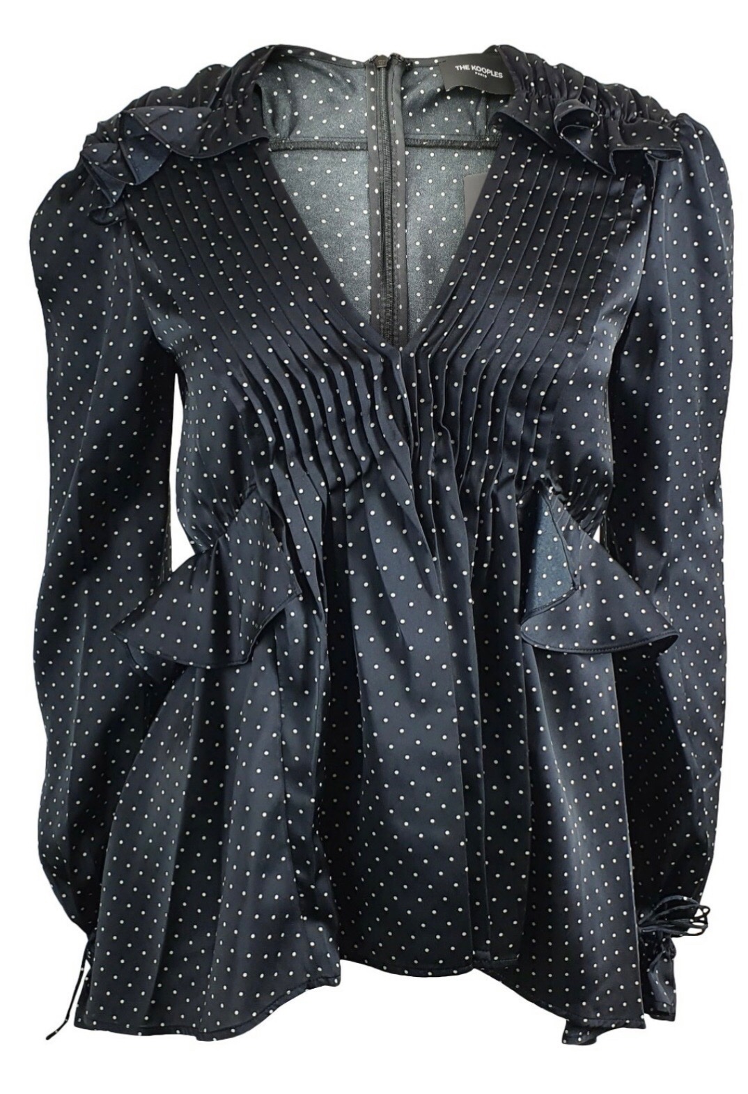Il s'agit d'une chemise The Kooples à pois blancs sur fond noir avec volants et fronces