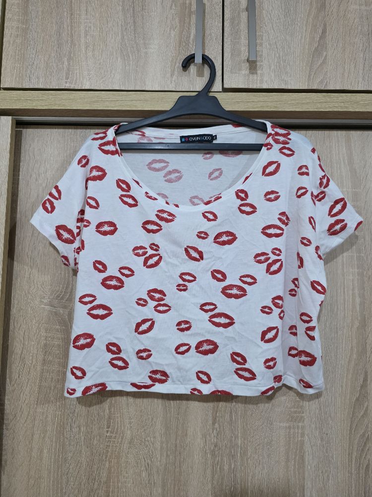 Crop-top kisses