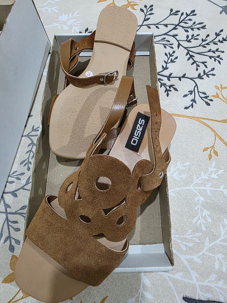 Sandales plates daim camel