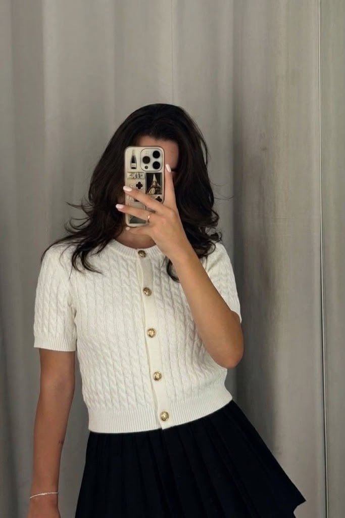 Cardigan blanc avec des boutons dorés 