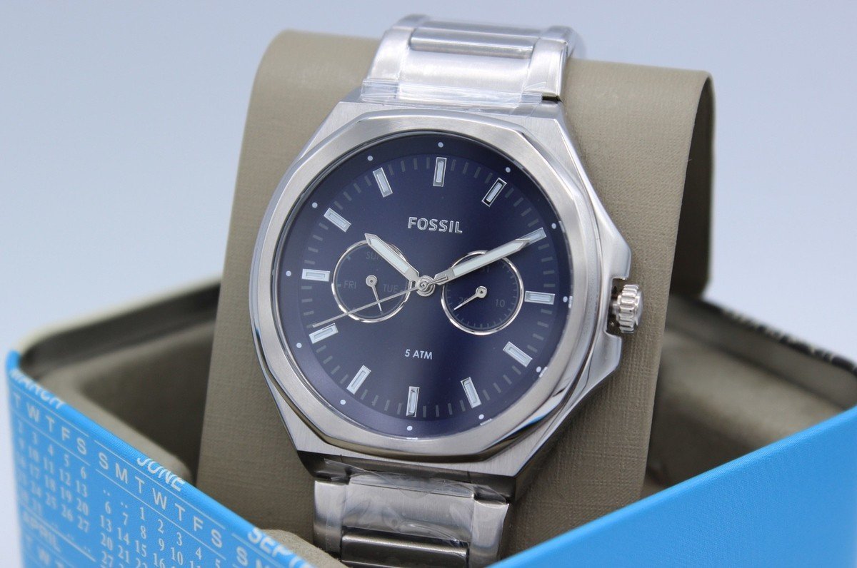 Une Montre fousil élégante pour homme, une couleur argent originale un oxydable