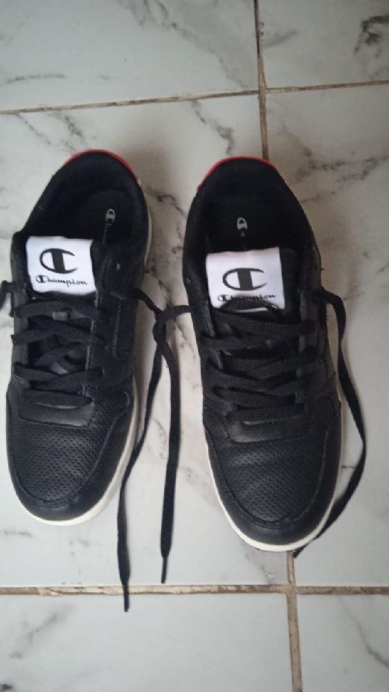 Champion Low-Cut Shoe Trigger S22032-KK001
