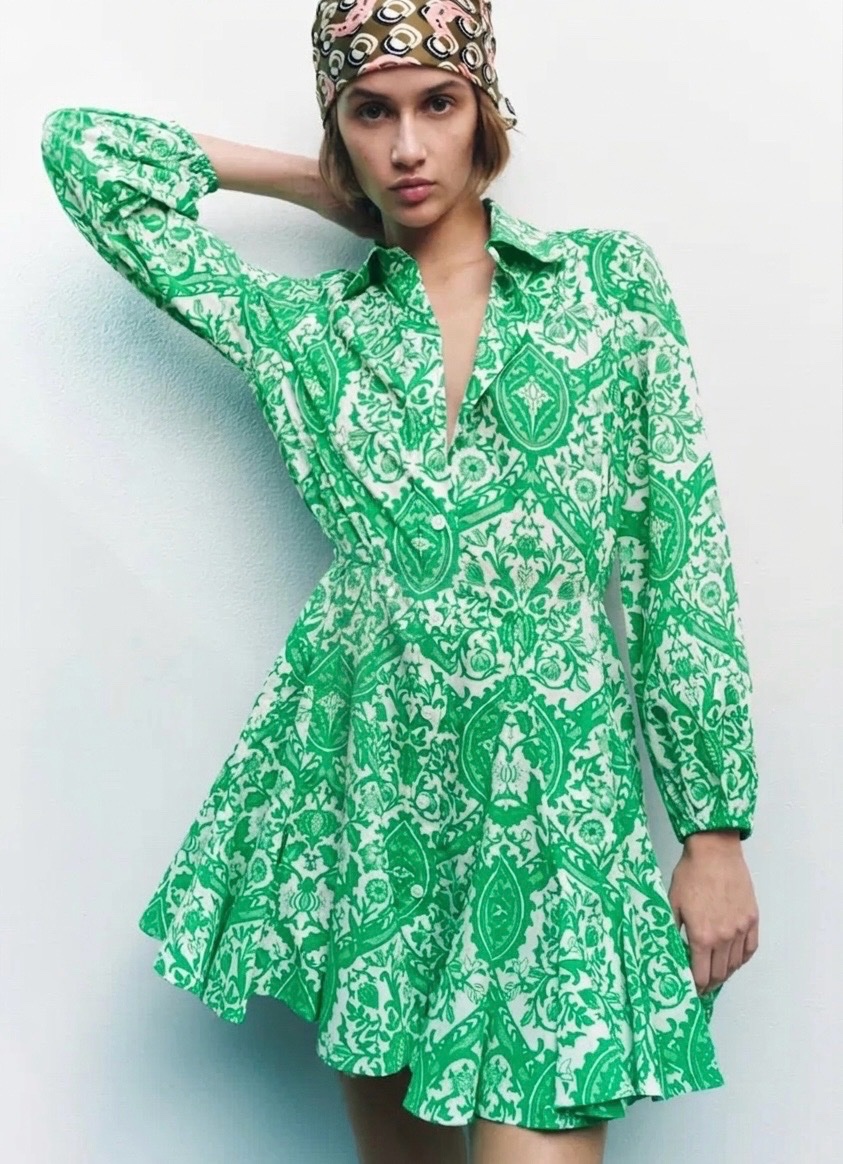     Robe verte à motif baroque