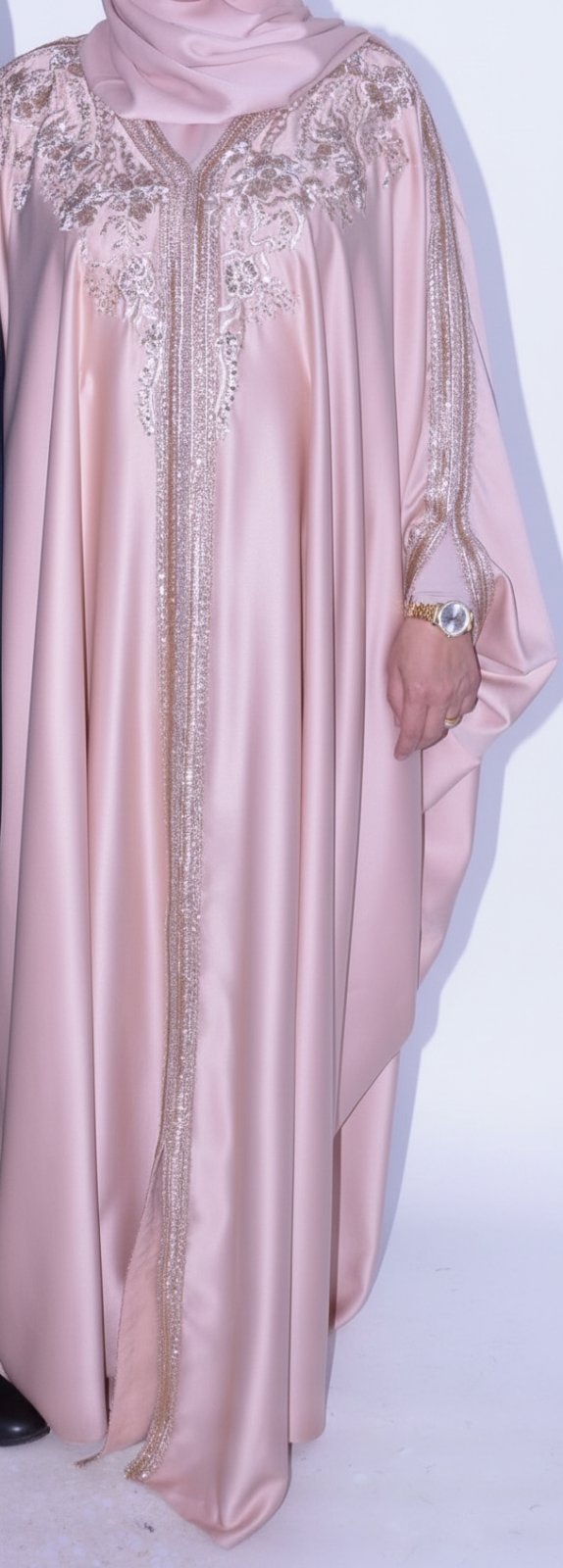 Caftan moderne en satin rose poudré 