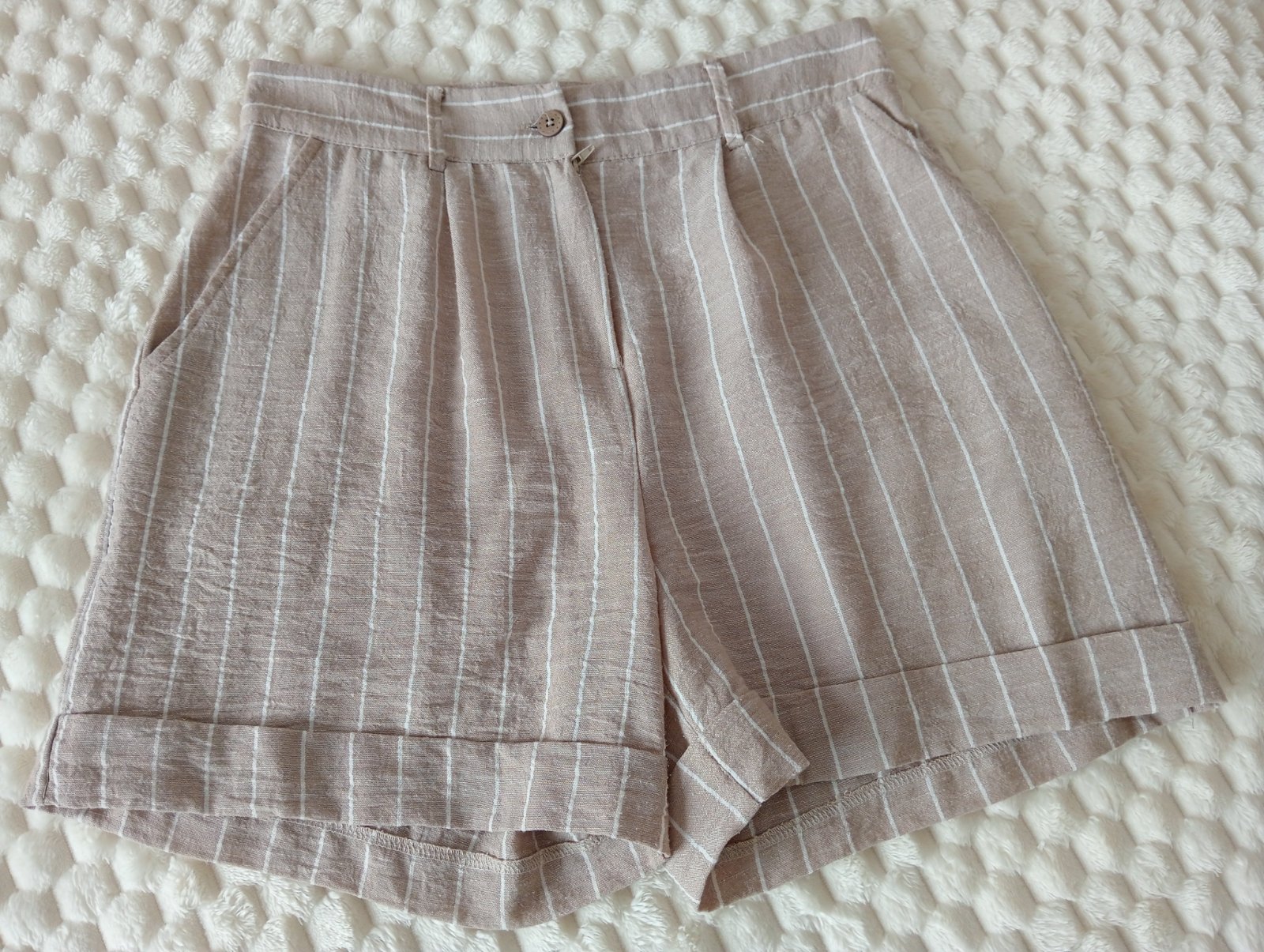 Short beige et blanc de la marque Barsha
