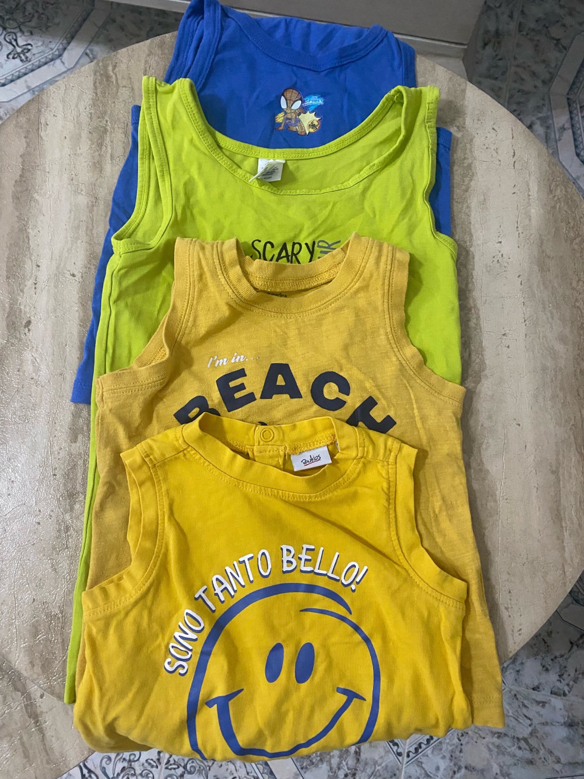 Lot de pulls sans manches