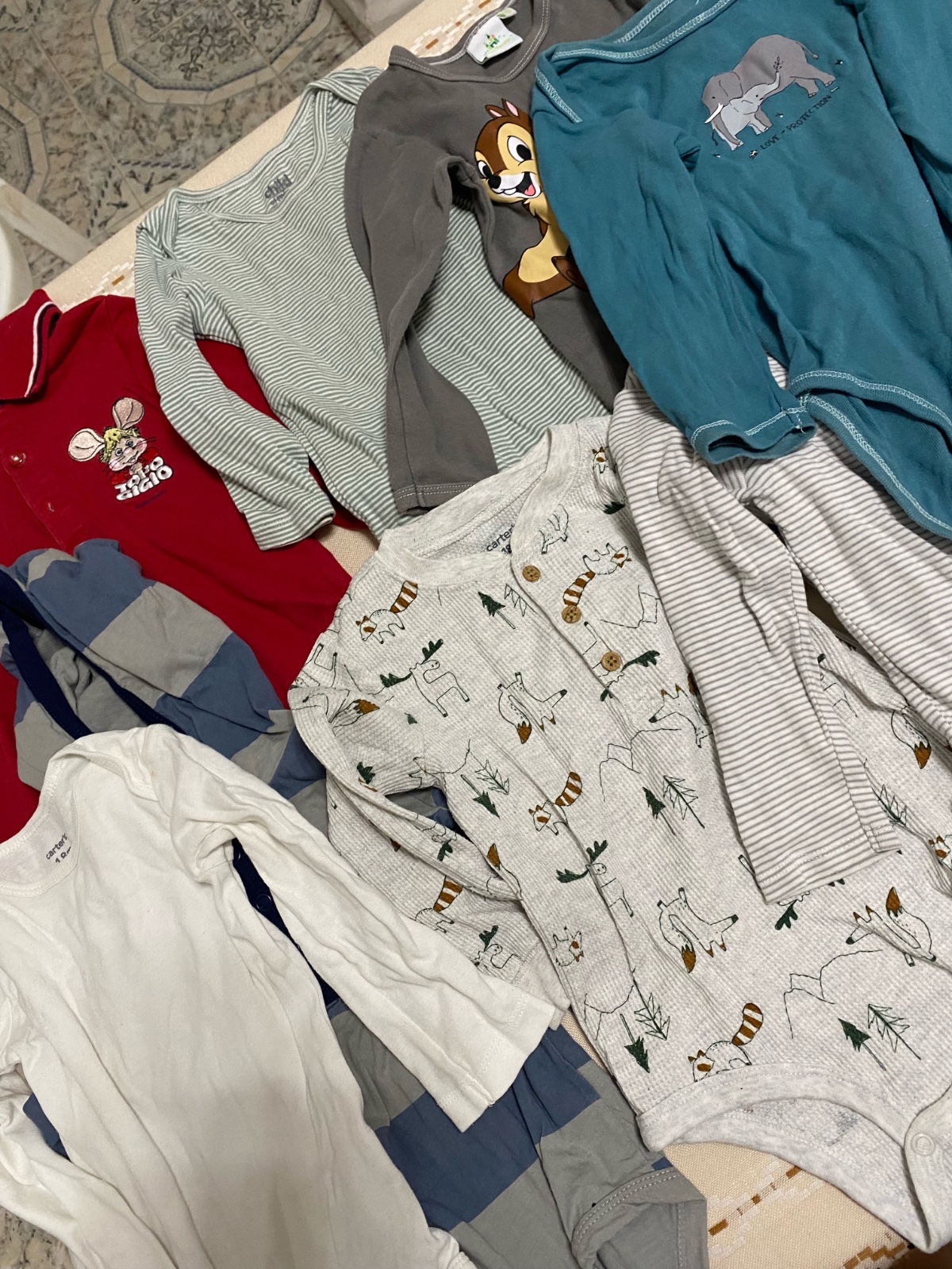 Lot de 8 bodys 