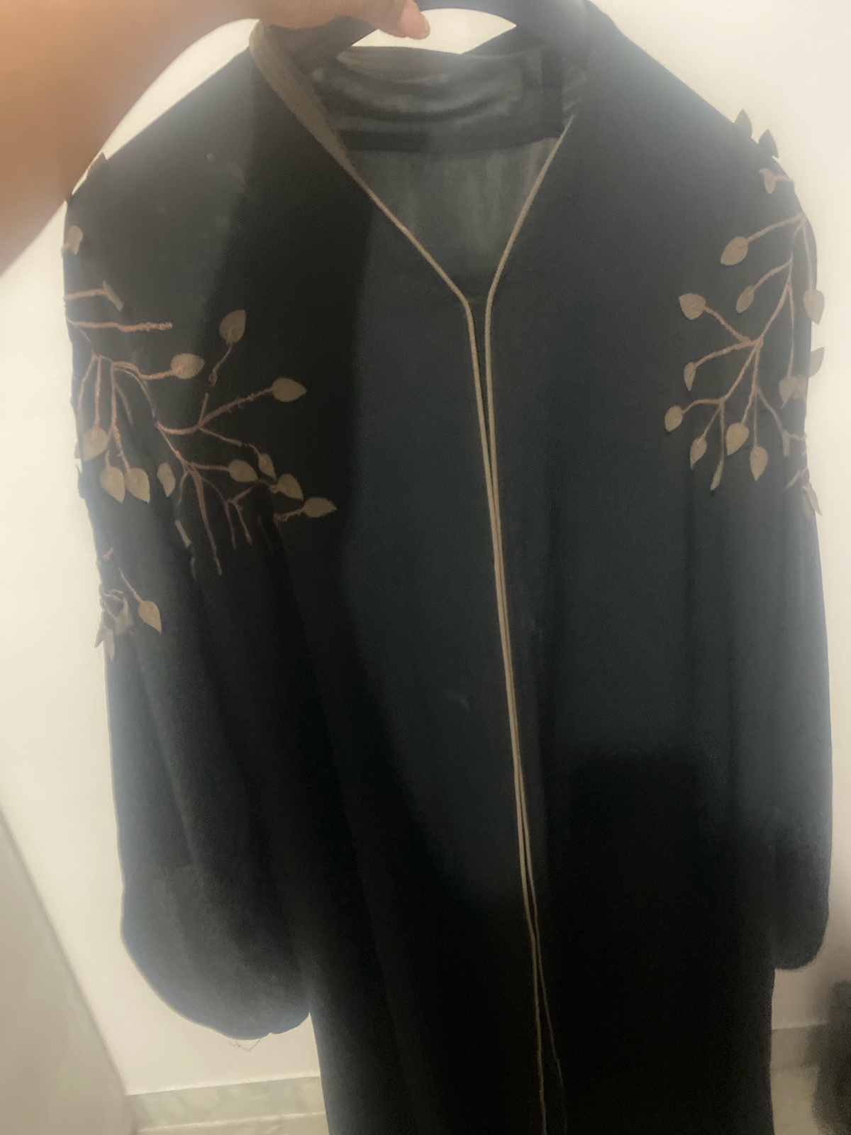 Jebba noire avec motifs brodés
