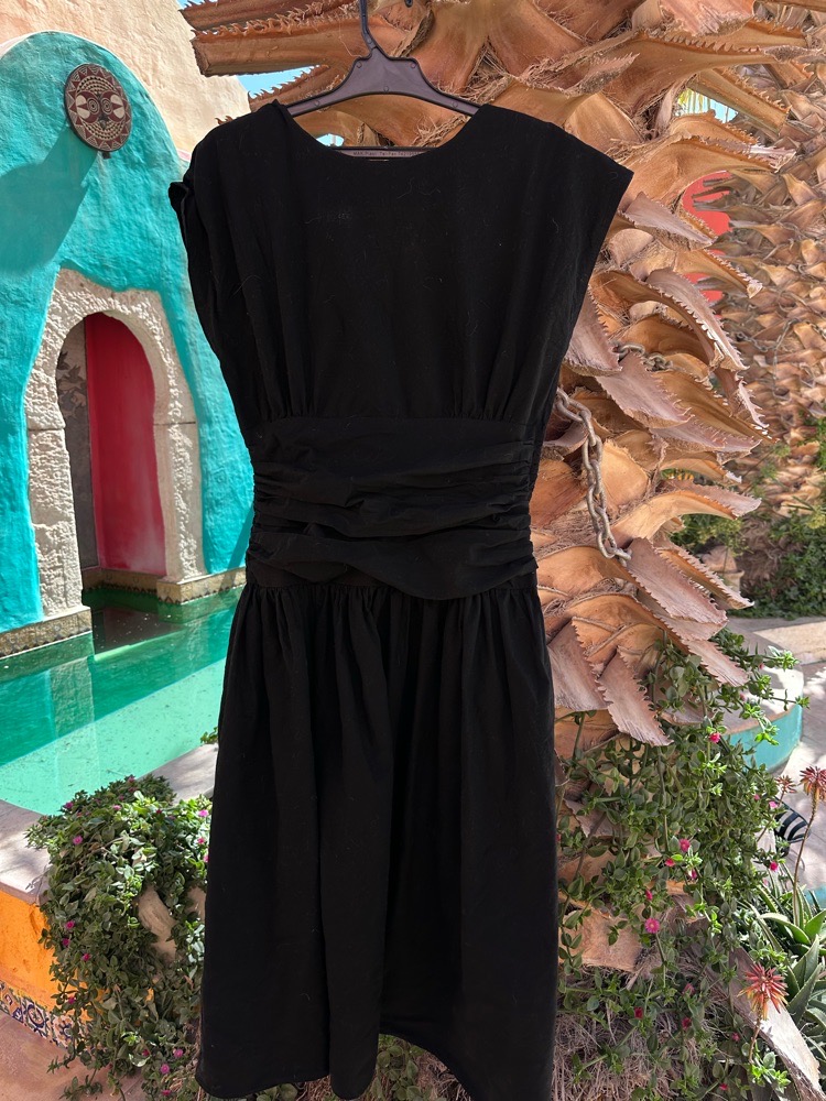 Jolie robe noire, 100 % coton, décolleté dans le dos agrémenté d'un petit nœud très chic