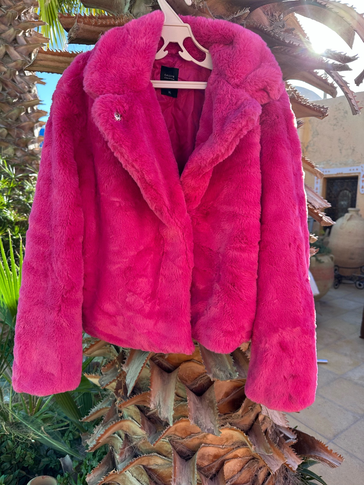 Jolie veste en fausse fourrure, rose, fuchsia les défauts se trouvent au niveau de la doublure avec des défauts voir Photot au