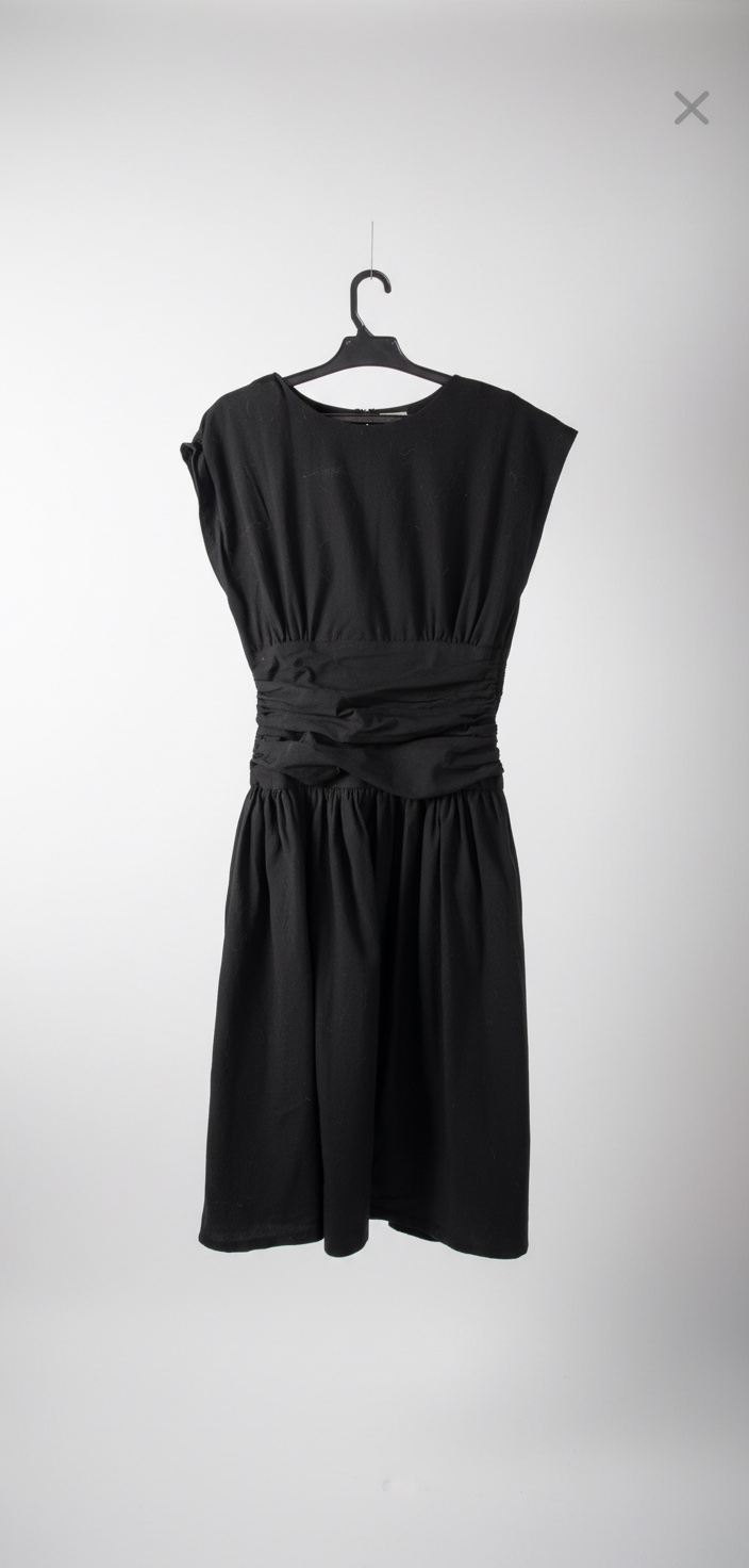 Jolie robe noir decolte en V dans le dos 