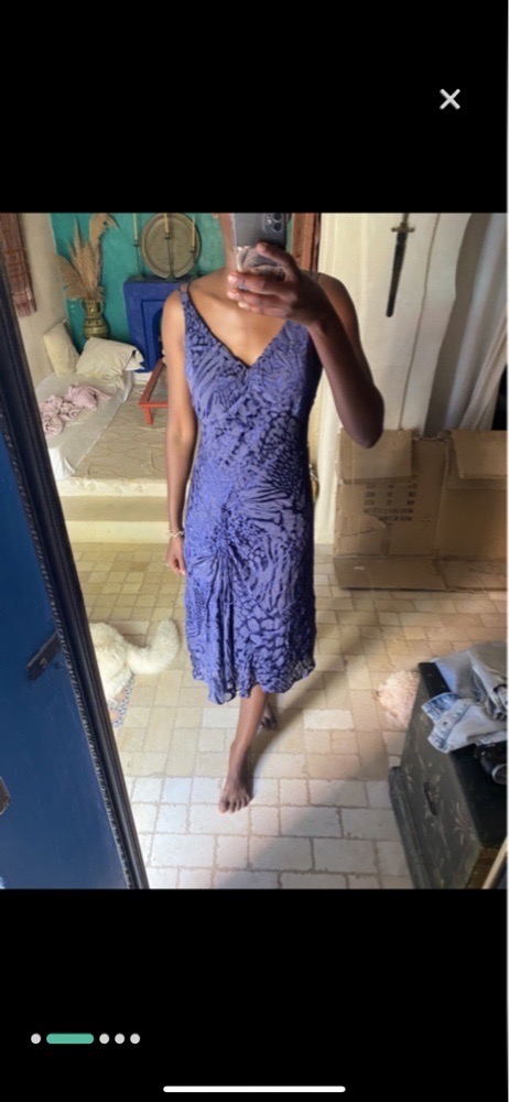 magnifique magnifique, robe bleue nuit satinée, 70 % de voix