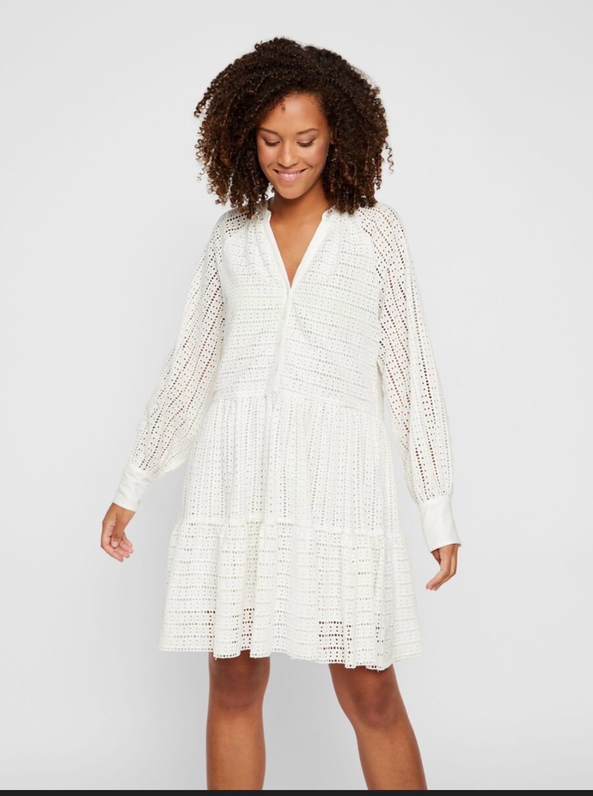 Jolie robe blanche, manches longues broderie anglaise