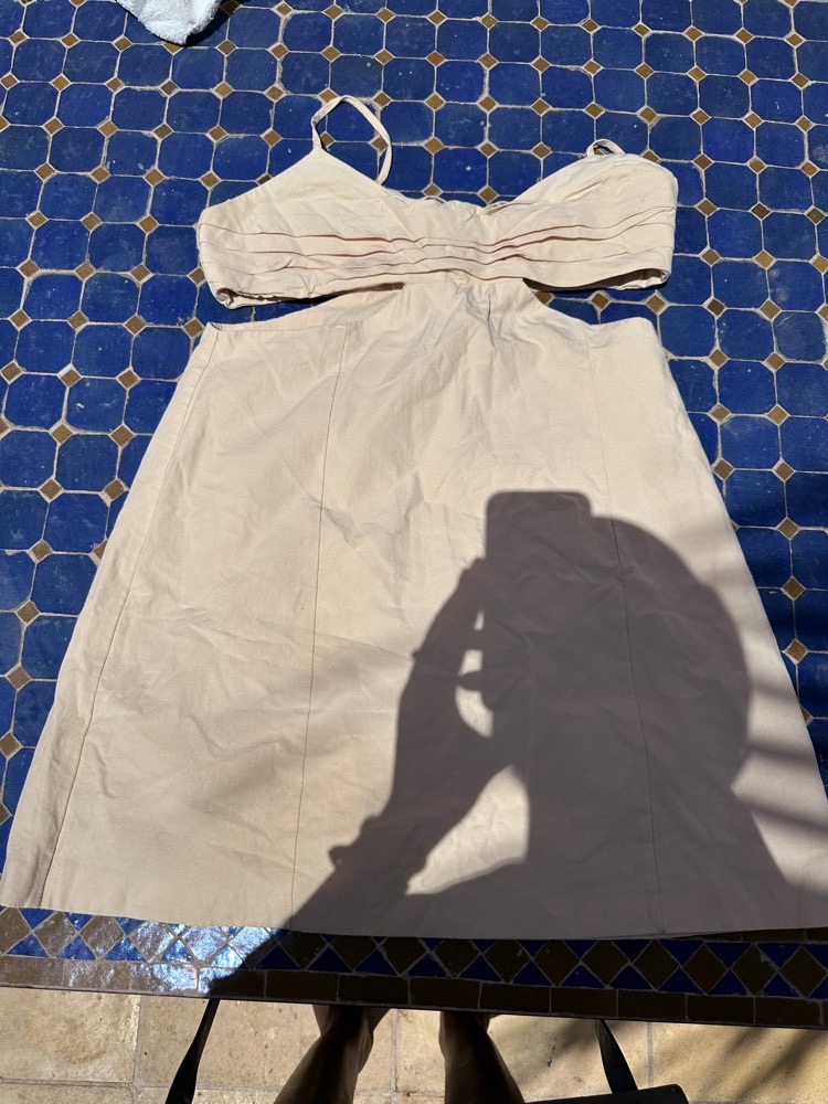 Jolie robe Zara, avec des découpes sur les côtés