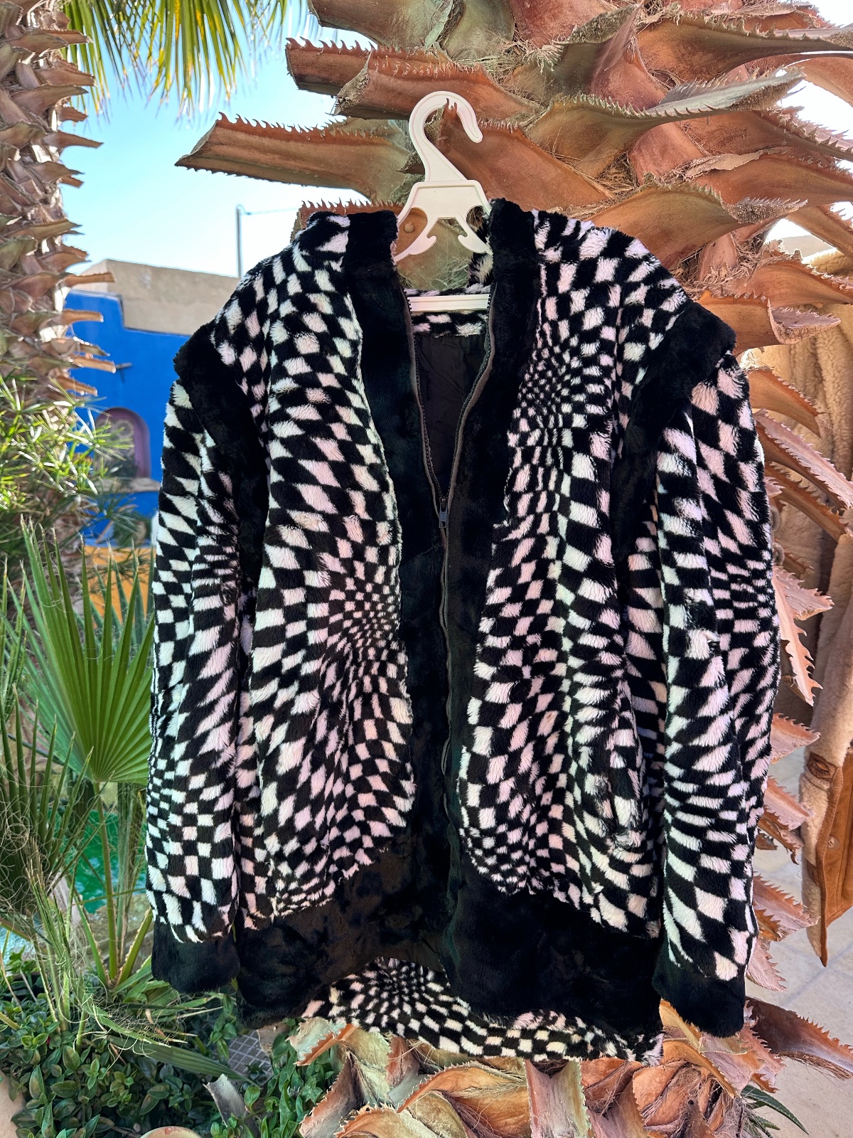 Manteau en fausse fourrure avec capuche