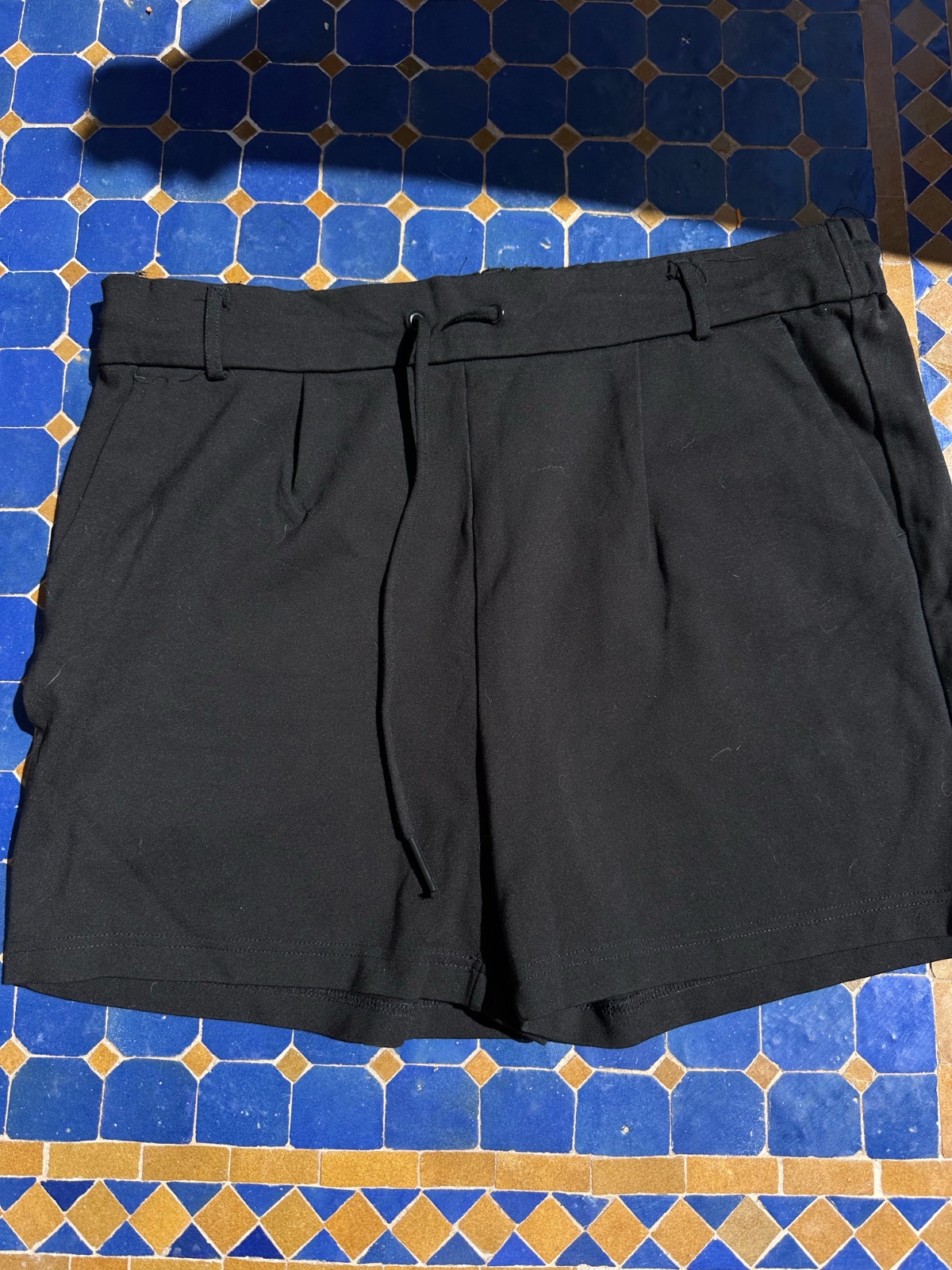 Short, noir, élastique