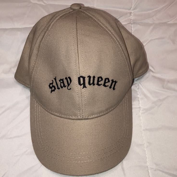 Casquette beige brodée "slay queen" – H&M 