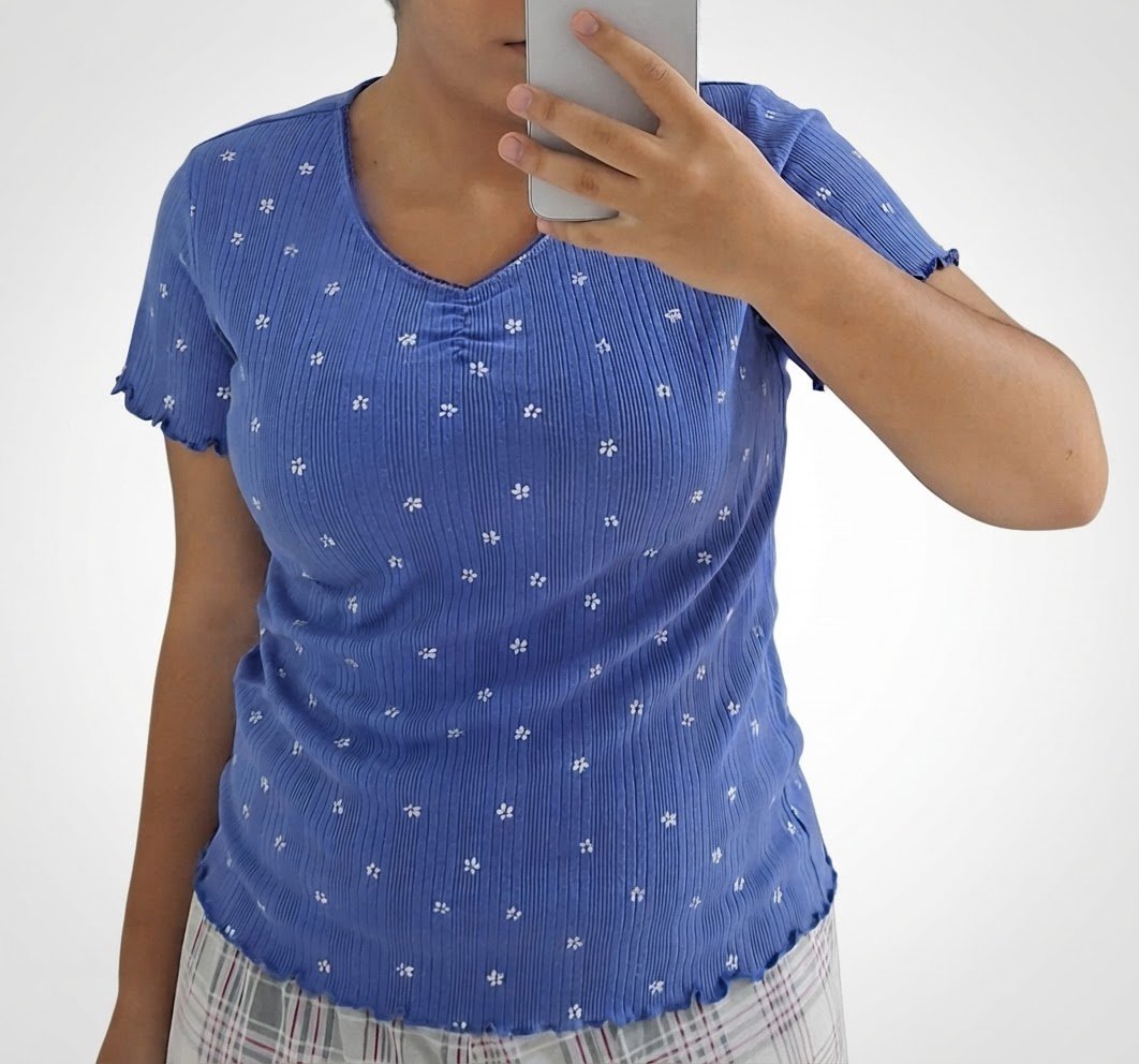 Top côtelé bleu pervenche à fleurs – Art Class ​T-shirt col V fleurie bleu  ​