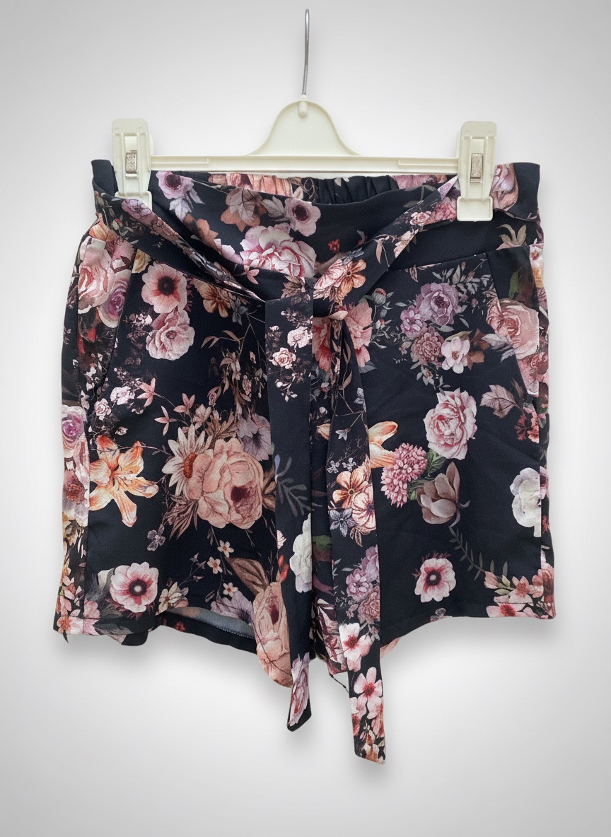 Short noir avec des fleurs multicolores.
